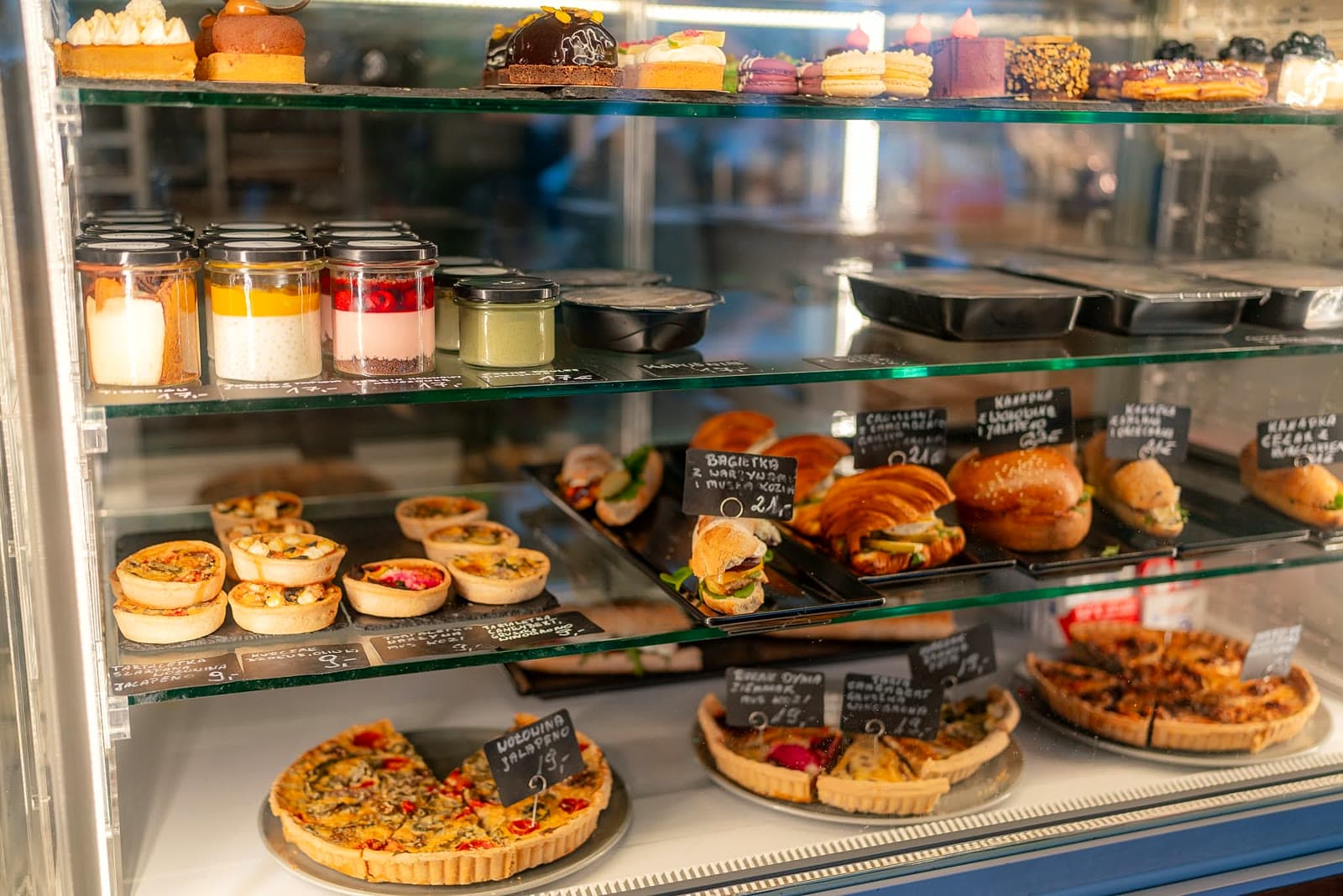 Gablota pełna świeżych tart, quiche'ów i wypieków